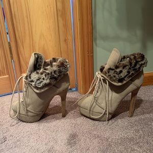 Colin Stuart nude suede faux leopard fur lined stiletto ankle boots size 8.5